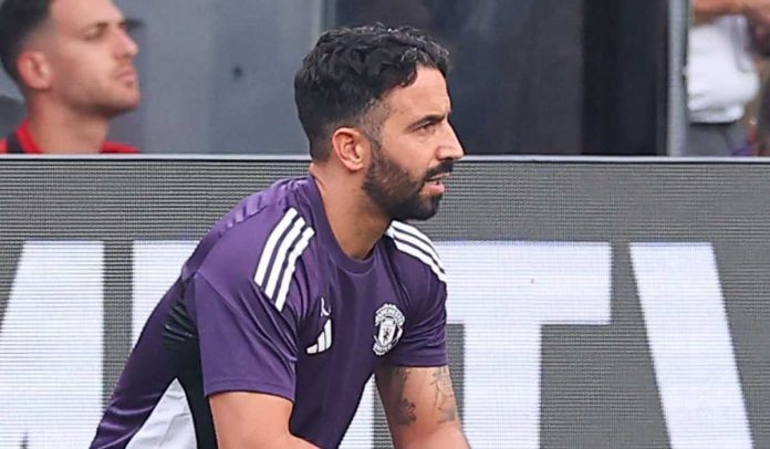 Ruben Amorim mengawasi skuadnya di laga Manchester United vs West Ham