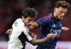 Sandro Tonali berebut bola dengan Ben White