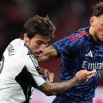 Sandro Tonali berebut bola dengan Ben White