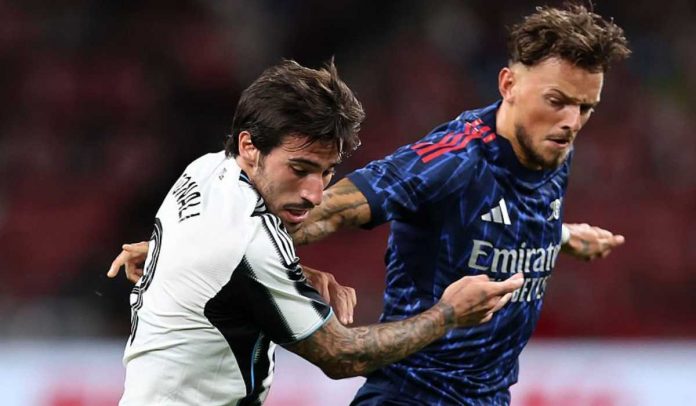 Sandro Tonali berebut bola dengan Ben White