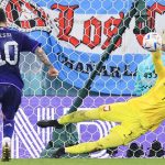 Tendangan penalti Lionel Messi berhasil dibendung Wojciech Szczesny