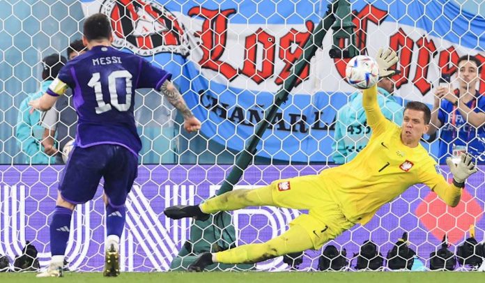 Tendangan penalti Lionel Messi berhasil dibendung Wojciech Szczesny