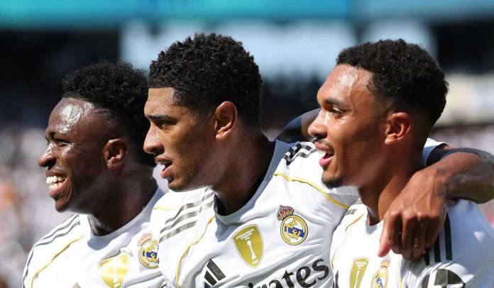 Vinicius Junior, Jude Bellingham, dan Trent Alexander-Arnold merayakan gol bersama