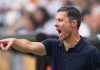 Xabi Alonso memberi instruksi pada para pemain Real Madrid