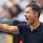 Xabi Alonso memberi instruksi pada para pemain Real Madrid