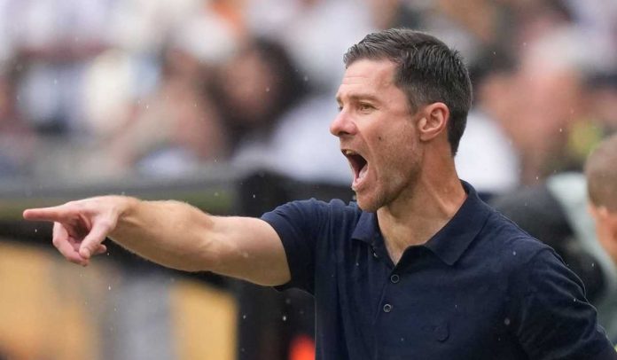 Xabi Alonso memberi instruksi pada para pemain Real Madrid