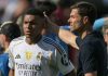 Xabi Alonso memegang kepala Kylian Mbappe selama laga PSG vs Real Madrid