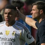 Xabi Alonso memegang kepala Kylian Mbappe selama laga PSG vs Real Madrid