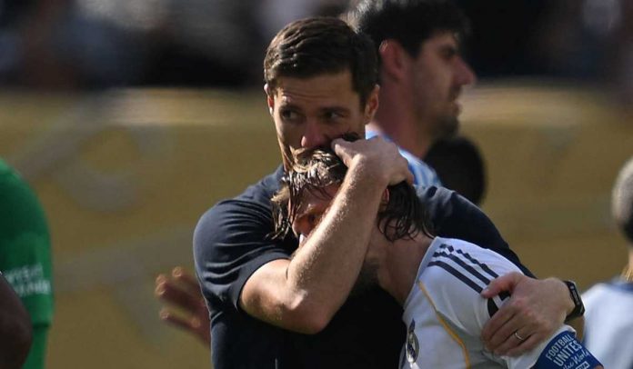Xabi Alonso menghibur Luka Modric usai kekalahan Real Madrid