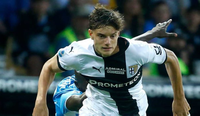 Aksi Geovanni Leoni di laga Parma vs Napoli