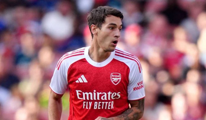 Aksi Jakub Kiwior di laga Arsenal vs Villarreal di laga persahabatan