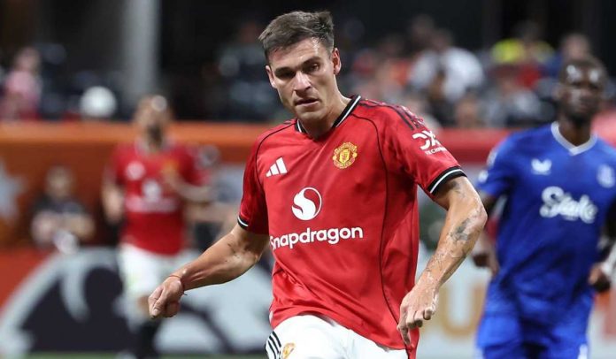 Aksi Manuel Ugarte di laga Manchester United vs Everton