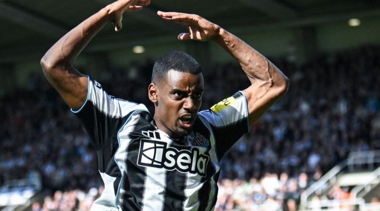 Alexander Isak masih tercatat sebagai pemain Newcastle dengan nomor punggung 14 meski sudah meminta pindah ke Liverpool.