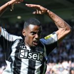 Alexander Isak masih tercatat sebagai pemain Newcastle dengan nomor punggung 14 meski sudah meminta pindah ke Liverpool.