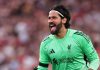 Alisson Becker merayakan kemenangan Liverpool atas Bournemouth