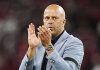 Arne Slot bertepuk tangan ke fans usai laga kontra Bournemouth