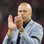 Arne Slot bertepuk tangan ke fans usai laga kontra Bournemouth