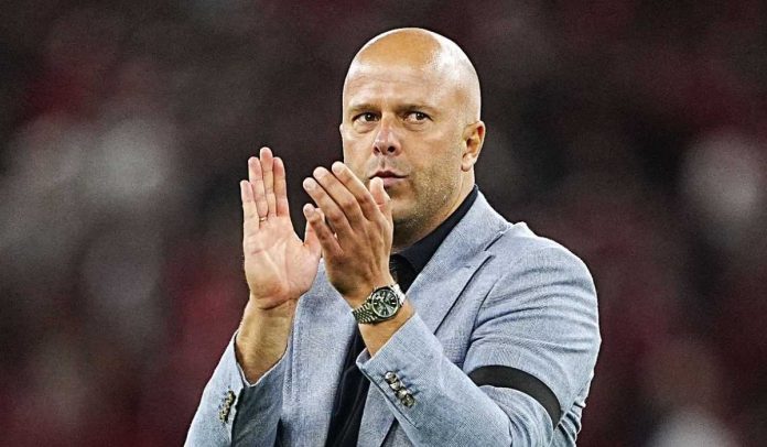 Arne Slot bertepuk tangan ke fans usai laga kontra Bournemouth
