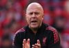 Arne Slot memberi instruksi para pemain Liverpool