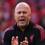Arne Slot memberi instruksi para pemain Liverpool