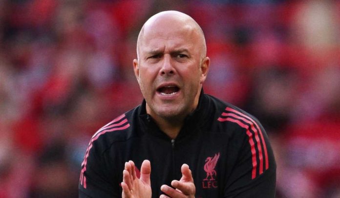 Arne Slot memberi instruksi para pemain Liverpool
