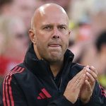Arne Slot mendampingi timnya di laga Liverpool vs Athletic Bilbao