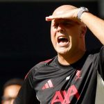 Arne Slot mengawasi pemain Liverpool di laga kontra Crystal Palace