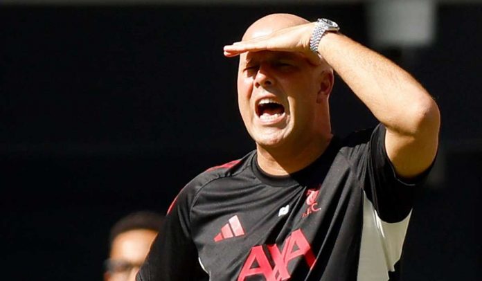 Arne Slot mengawasi pemain Liverpool di laga kontra Crystal Palace