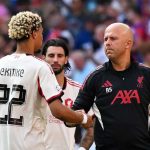 Arne Slot menjabat tangan Hugo Ekitike yang ditarik keluar