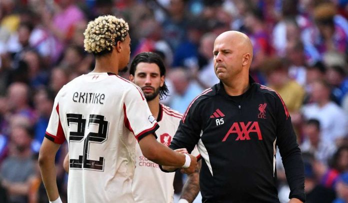 Arne Slot menjabat tangan Hugo Ekitike yang ditarik keluar