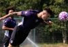 Benjamin Sesko menyundul bola di sesi latihan Manchester United