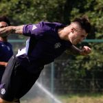 Benjamin Sesko menyundul bola di sesi latihan Manchester United