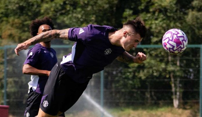 Benjamin Sesko menyundul bola di sesi latihan Manchester United