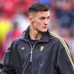 Benjamin Sesko saat diperkenalkan ke publik Old Trafford