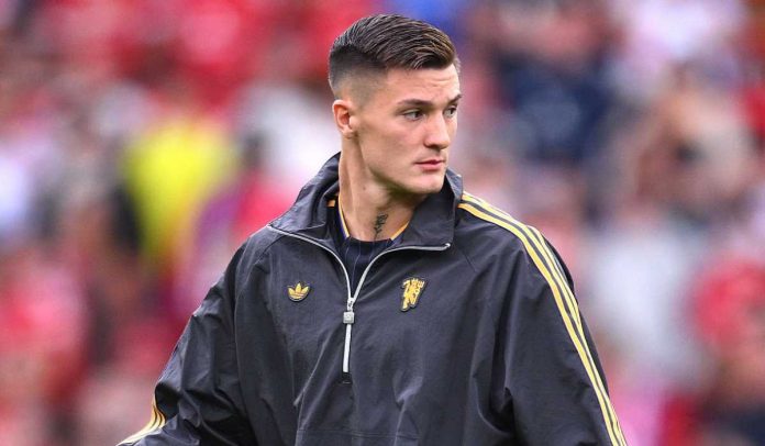 Benjamin Sesko saat diperkenalkan ke publik Old Trafford