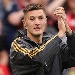 Benjamin Sesko saat diperkenalkan ke publik Old Trafford