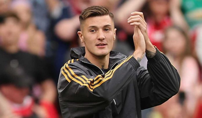 Benjamin Sesko saat diperkenalkan ke publik Old Trafford