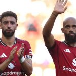 Bryan Mbeumo dan Bruno Fernandes menyapa fans usai laga vs Arsenal