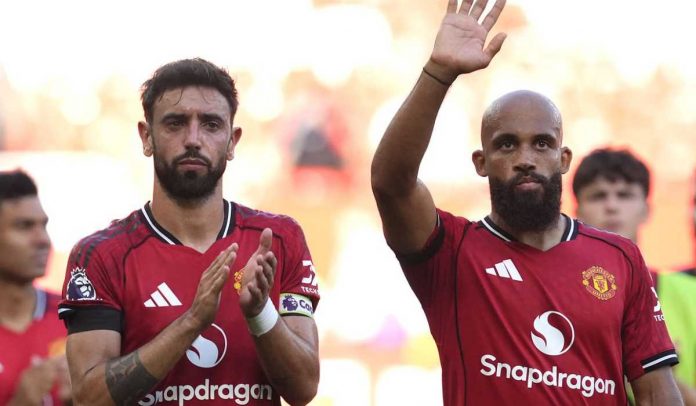 Bryan Mbeumo dan Bruno Fernandes menyapa fans usai laga vs Arsenal