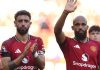 Bryan Mbeumo dan Bruno Fernandes menyapa fans usai pertandingan