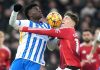 Carlo Baleba berebut bola dengan Alejandro Garnacho di laga Brighton vs Manchester United