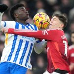 Carlo Baleba berebut bola dengan Alejandro Garnacho di laga Brighton vs Manchester United