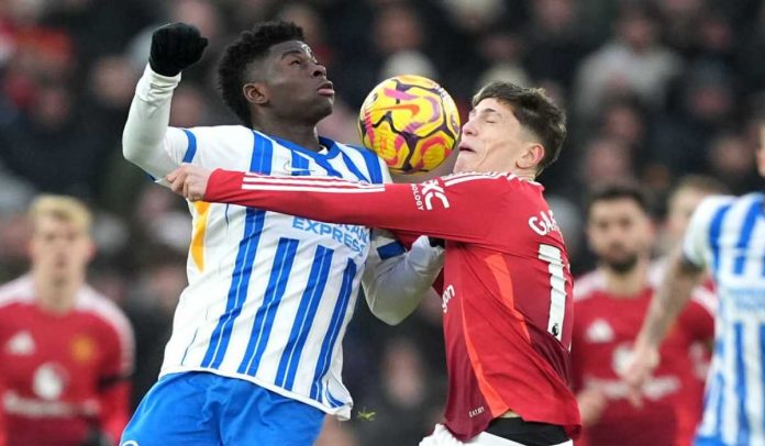 Carlo Baleba berebut bola dengan Alejandro Garnacho di laga Brighton vs Manchester United