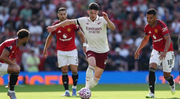 Declan Rice vs pemain Manchester United