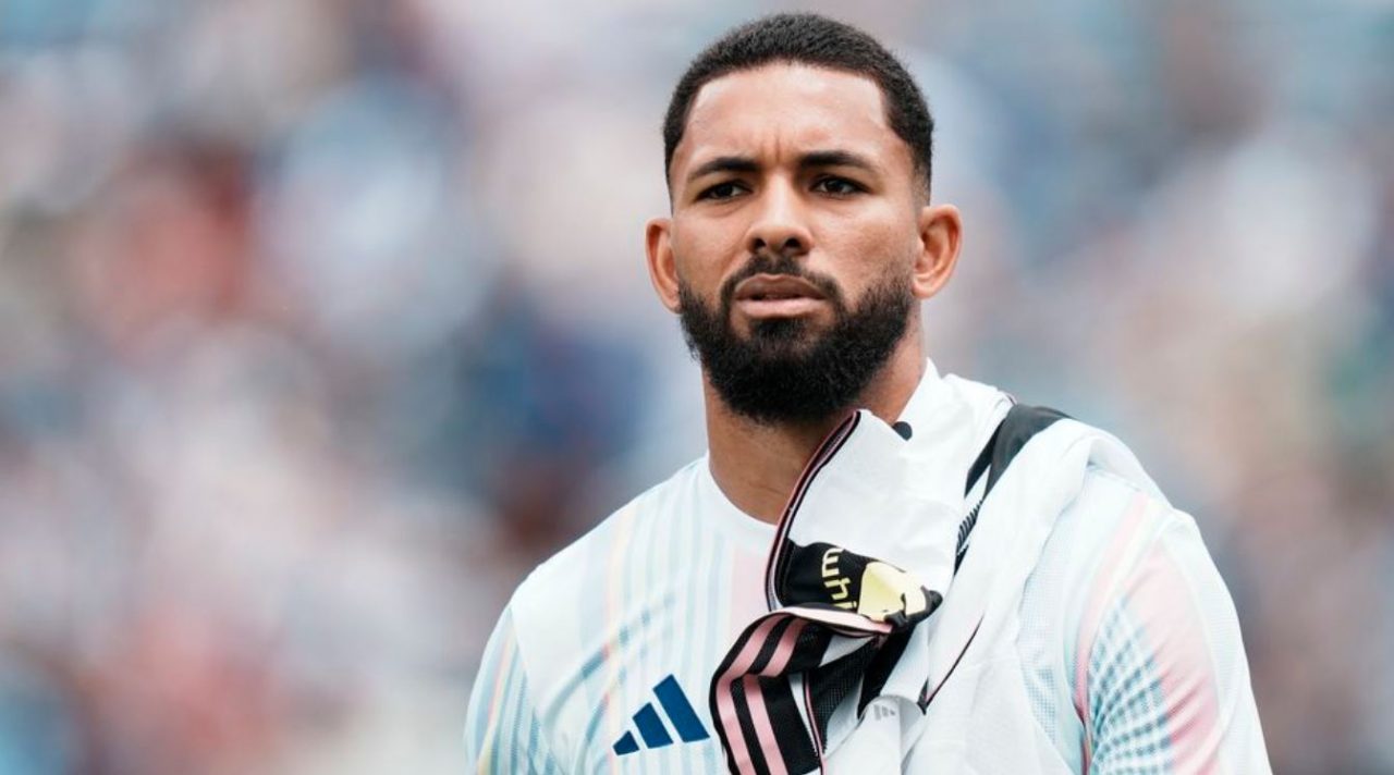 Douglas Luiz gelandang Juventus