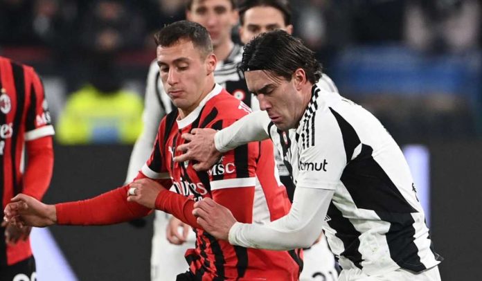 Dusan Vlahovic berebut bola dengan Filippo Terracciano