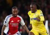 Eberechi Eze membawa bola melewati Raheem Sterling