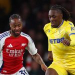 Eberechi Eze membawa bola melewati Raheem Sterling