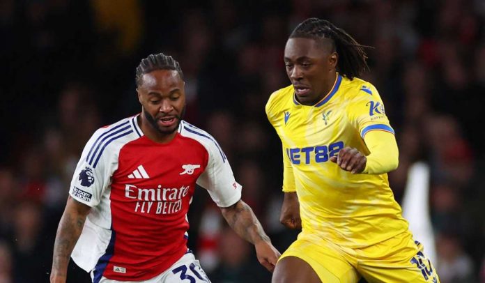 Eberechi Eze membawa bola melewati Raheem Sterling