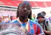 Eberechi Eze merayakan trofi Community Shield